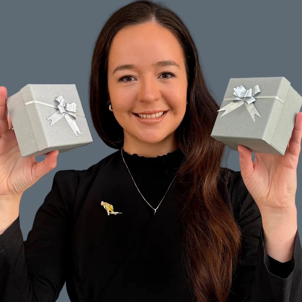 Bandeja cl&iacute;nica que ilustra el Top 3 tratamientos para regalar en navidad 2026 con insumos m&eacute;dicos y una tarjeta navide&ntilde;a elegante